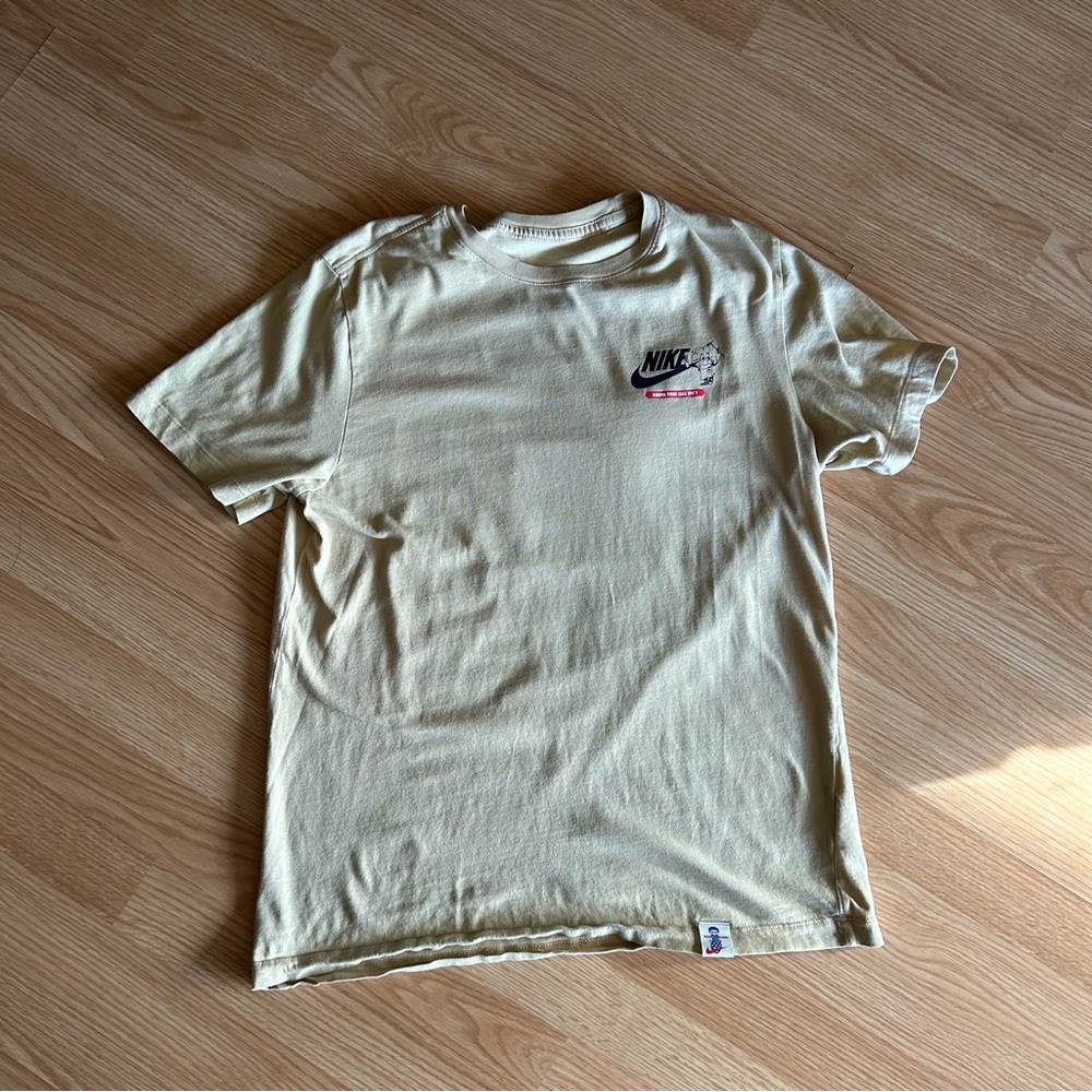Nike Sportswear Khaki Graphic Sole Food Tee Medium